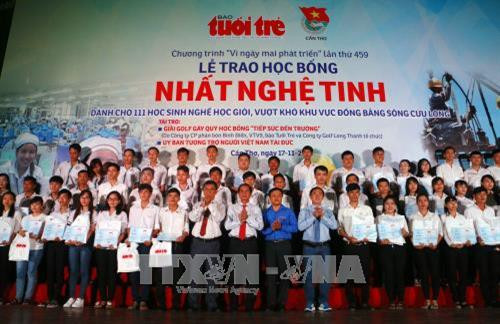 Các học sinh trường nghề tại Cần Thơ nhận học bổng “Nhất nghệ tinh”. Ảnh: Thanh Liêm - TTXVN Các học sinh trường nghề tại Cần Thơ nhận học bổng “Nhất nghệ tinh”. Ảnh: Thanh Liêm - TTXVN