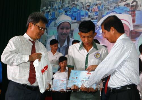 Ông Đặng Dũng, Phó Tổng Biên tập Báo Tuổi trẻ (trái) và ông Nguyễn Thanh Dũng, Phó Chủ tịch UBND thành phố Cần Thơ trao học bổng cho các học sinh. Ảnh: Thanh Liêm - TTXVN Ông Đặng Dũng, Phó Tổng Biên tập Báo Tuổi trẻ (trái) và ông Nguyễn Thanh Dũng, Phó Chủ tịch UBND thành phố Cần Thơ trao học bổng cho các học sinh. Ảnh: Thanh Liêm - TTXVN