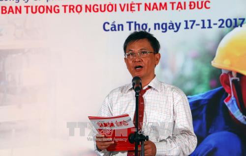 Nhà báo Đặng Dũng, Phó Tổng biên tập Báo Tuổi trẻ phát biểu tại buổi lễ. Ảnh: Thanh Liêm – TTXVNNhà báo Đặng Dũng, Phó Tổng biên tập Báo Tuổi trẻ phát biểu tại buổi lễ. Ảnh: Thanh Liêm – TTXVN Nhà báo Đặng Dũng, Phó Tổng biên tập Báo Tuổi trẻ phát biểu tại buổi lễ. Ảnh: Thanh Liêm – TTXVNNhà báo Đặng Dũng, Phó Tổng biên tập Báo Tuổi trẻ phát biểu tại buổi lễ. Ảnh: Thanh Liêm – TTXVN