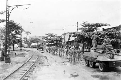 Sáng 9/10/1954, Quân đội nhân dân Việt Nam theo nhiều đường, từ ngoại thành tiến vào tiếp quản Hà Nội. Trong ảnh: Quân Pháp rút đến đâu, Trung đoàn Thủ đô từ ô Cầu Giấy tiến vào tiếp quản đến đó. Ảnh: Tư liệu TTXVN Sáng 9/10/1954, Quân đội nhân dân Việt Nam theo nhiều đường, từ ngoại thành tiến vào tiếp quản Hà Nội. Trong ảnh: Quân Pháp rút đến đâu, Trung đoàn Thủ đô từ ô Cầu Giấy tiến vào tiếp quản đến đó. Ảnh: Tư liệu TTXVN