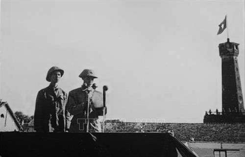 Thiếu tướng Vương Thừa Vũ, Tư lệnh Đại đoàn 308 (nay là Sư đoàn 308 - Sư đoàn Quân Tiên phong), Chủ tịch Ủy ban Quân chính thành phố đọc Lời kêu gọi của Chủ tịch Hồ Chí Minh gửi đồng bào Thủ đô, tại Lễ chào cờ đầu tiên trong Ngày giải phóng Hà Nội, diễn ra tại sân Cột Cờ (nay là Đoan Môn - Hoàng thành Thăng Long) vào lúc 15 giờ ngày 10/10/1954. Ảnh: Tư liệu/TTXVN phát Thiếu tướng Vương Thừa Vũ, Tư lệnh Đại đoàn 308 (nay là Sư đoàn 308 - Sư đoàn Quân Tiên phong), Chủ tịch Ủy ban Quân chính thành phố đọc Lời kêu gọi của Chủ tịch Hồ Chí Minh gửi đồng bào Thủ đô, tại Lễ chào cờ đầu tiên trong Ngày giải phóng Hà Nội, diễn ra tại sân Cột Cờ (nay là Đoan Môn - Hoàng thành Thăng Long) vào lúc 15 giờ ngày 10/10/1954. Ảnh: Tư liệu/TTXVN phát