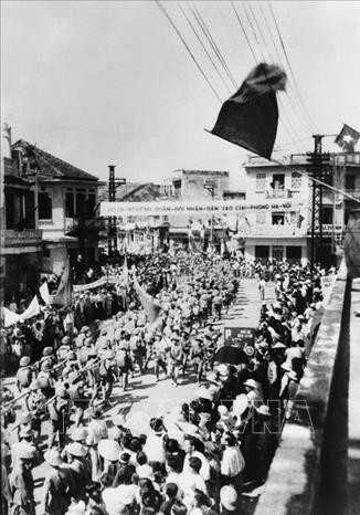 Các đơn vị bộ binh Quân đội nhân dân Việt Nam tiến qua phố Hàng Gai vào tiếp quản Thủ đô, sáng 10/10/1954. Ảnh: Tư liệu TTXVN Các đơn vị bộ binh Quân đội nhân dân Việt Nam tiến qua phố Hàng Gai vào tiếp quản Thủ đô, sáng 10/10/1954. Ảnh: Tư liệu TTXVN