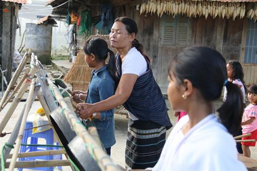 Các em thiếu niên lứa tuổi 14 – 18 tuổi say mê nghe bà dạy hát dân ca Chu ru Bà Mabio truyền “lửa” lửa văn hóa truyền thống của dân tộc cho các em thiếu nhi còn rất ít tuổi qua tiếng chiêng, nhịp trống Các chị lớn dạy lại bài học chiêng cho các em nhỏ Bà Mabio truyền dạy kỹ thuật đánh chiêng cho các em nhỏ Vũ điệu Tamia được các em hào hứng học từ bà Mabio