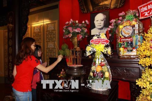 Công nhân lao động Thành phố Hồ Chí Minh dâng hương Chủ tịch Tôn Đức Thắng tại Bảo tàng Tôn Đức Thắng. Ảnh: Thanh Vũ-TTXVN