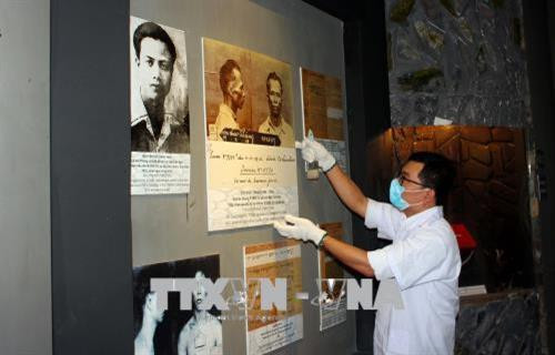 Ông Trần Nam Phi, Trưởng phòng Kiểm kê, bảo quản Bảo tàng Tôn Đức Thắng với công việc bảo quản kỷ vật liên quan đến Chủ tịch Tôn Đức Thắng. Ảnh: Xuân Khu-TTXVN