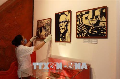 Chuyên viên phòng Kiểm kê, bảo quản Bảo tàng Tôn Đức Thắng với công việc bảo quản kỷ vật liên quan đến Chủ tịch Tôn Đức Thắng. Ảnh: Thanh Vũ-TTXVN