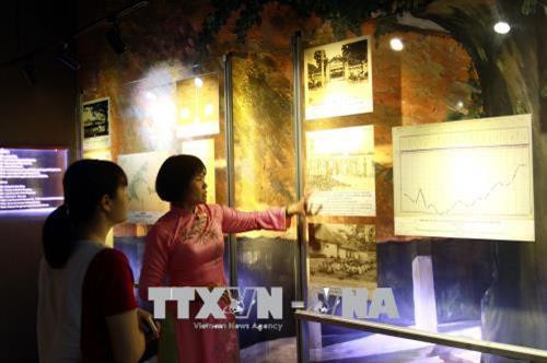 Bà Nhâm Thị Ngân Hà đã có hơn 20 năm làm thuyết minh viên tại Bảo tàng Tôn Đức Thắng giới thiệu về cuộc đời và sự nghiệp của Bác Tôn. Ảnh: Thanh Vũ-TTXVN