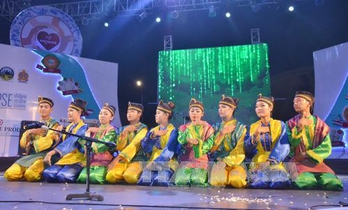 Tiết mục Múa truyền thống của đoàn Indonesia tham gia tại lễ hội. Ảnh: Phan Minh Hưng - TTXVN.