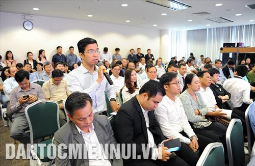 Đại diện các chuyên gia, doanh nghiệp trình bày tham luận tại Hội nghị