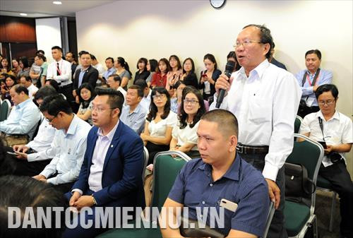 Đại diện các chuyên gia, doanh nghiệp trình bày tham luận tại Hội nghị
