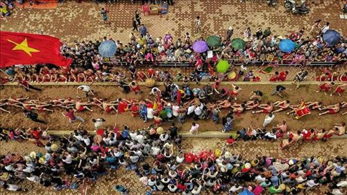 Trò chơi "kéo co ngồi" được UNESCO vinh danh là Di sản văn hóa phi vật thể đại diện của nhân loại. Ảnh: Thành Đạt - TTXVN Trò chơi "kéo co ngồi" được UNESCO vinh danh là Di sản văn hóa phi vật thể đại diện của nhân loại. Ảnh: Thành Đạt - TTXVN