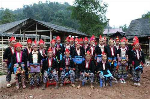 Trang phục của phụ nữa ngành Dao đỏ mang nhiều màu sắc. Ảnh: Phan Tuấn Anh – TTXVN Các già làng, trưởng họ dân tộc Dao đỏ ở bản Huổi Sâu, xã Pa Tần, huyện Nậm Pồ. Ảnh: Phan Tuấn Anh – TTXVN Một lớp học của con em đồng bào dân tộc Dao đỏ ở bản Huổi Sâu, xã Pa Tần, huyện Nậm Pồ. Ảnh: Phan Tuấn Anh – TTXVN Những phụ nữ Dao đỏ trong trang phục truyền thống. Ảnh: Phan Tuấn Anh – TTXVN Một góc bản làng của đồng bào Dao đỏ xã Huổi Sâu, huyện Nậm Pồ. Ảnh: Phan Tuấn Anh – TTXVN Cuộc sống thường ngày của đồng bào Dao đỏ. Ảnh: Phan Tuấn Anh – TTXVN Trang sức của dân tộc Dao, ngành Dao đỏ. Ảnh: Phan Tuấn Anh – TTXVN Trang phục của phụ nữa ngành Dao đỏ mang nhiều màu sắc. Ảnh: Phan Tuấn Anh – TTXVN Các già làng, trưởng họ dân tộc Dao đỏ ở bản Huổi Sâu, xã Pa Tần, huyện Nậm Pồ. Ảnh: Phan Tuấn Anh – TTXVN Một lớp học của con em đồng bào dân tộc Dao đỏ ở bản Huổi Sâu, xã Pa Tần, huyện Nậm Pồ. Ảnh: Phan Tuấn Anh – TTXVN Những phụ nữ Dao đỏ trong trang phục truyền thống. Ảnh: Phan Tuấn Anh – TTXVN Một góc bản làng của đồng bào Dao đỏ xã Huổi Sâu, huyện Nậm Pồ. Ảnh: Phan Tuấn Anh – TTXVN Cuộc sống thường ngày của đồng bào Dao đỏ. Ảnh: Phan Tuấn Anh – TTXVN Trang sức của dân tộc Dao, ngành Dao đỏ. Ảnh: Phan Tuấn Anh – TTXVN