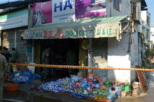 Tiệm tạp hóa kế bên bị cháy lan sang. (Ảnh: Mạnh Linh/TTXVN) Tiệm tạp hóa kế bên bị cháy lan sang. (Ảnh: Mạnh Linh/TTXVN)