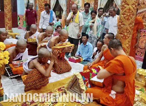 Nghi thức xuất gia cho con em đồng bào Khmer trong dịp Tết cổ truyền Chôl Chnăm Thmây 2019 tại chùa Thứ Năm (xã Nam Thái, huyện An Biên, Kiên Giang). Ảnh: Văn Ngọc