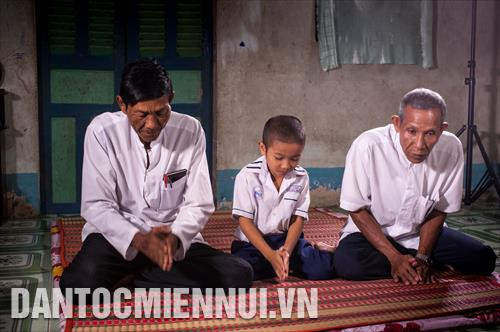 Cậu bé Sơn Quốc Thịnh (giữa) học kinh kệ với hai vị Achar