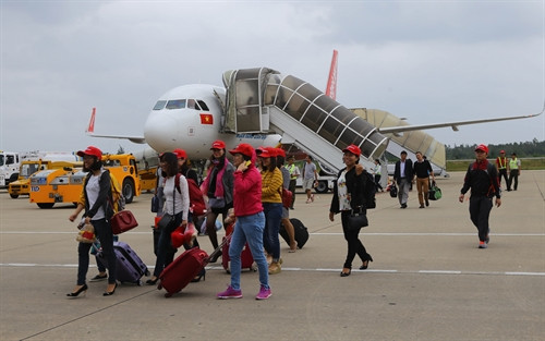 Những hành khách đầu tiên của Vietjet Air khai trương đường bay Huế - Hà Nội đến sân bay Phú Bài (Thừa Thiện- Huế) vào lúc 13 giờ 45 ngày 1/11/2016. Ảnh:Hồ Cầu- TTXVN Những hành khách đầu tiên của Vietjet Air khai trương đường bay Huế - Hà Nội đến sân bay Phú Bài (Thừa Thiện- Huế) vào lúc 13 giờ 45 ngày 1/11/2016. Ảnh:Hồ Cầu- TTXVN