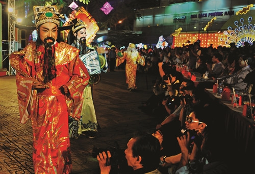 Các diễn viên hóa trang thành ba ông “Phúc-Lộc-Thọ”... khiến nhiều người trầm trồ khen ngợi