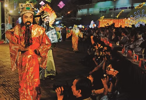 Các diễn viên hóa trang thành ba ông “Phúc-Lộc-Thọ”... khiến nhiều người trầm trồ khen ngợi