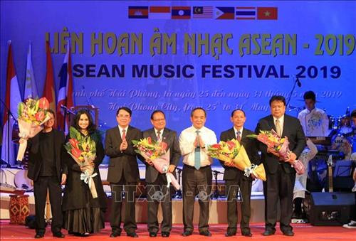 Thứ trưởng Bộ Văn hóa, Thể thao và Du lịch Lê Khánh Hải và Phó Chủ tịch Ủy ban nhân dân thành phố Hải Phòng Lê Khắc Nam tặng hoa chúc mừng các đoàn về dự Liên hoan âm nhạc ASEAN – 2019”. Ảnh: An Đăng – TTXVN Thứ trưởng Bộ Văn hóa, Thể thao và Du lịch Lê Khánh Hải và Phó Chủ tịch Ủy ban nhân dân thành phố Hải Phòng Lê Khắc Nam tặng hoa chúc mừng các đoàn về dự Liên hoan âm nhạc ASEAN – 2019”. Ảnh: An Đăng – TTXVN