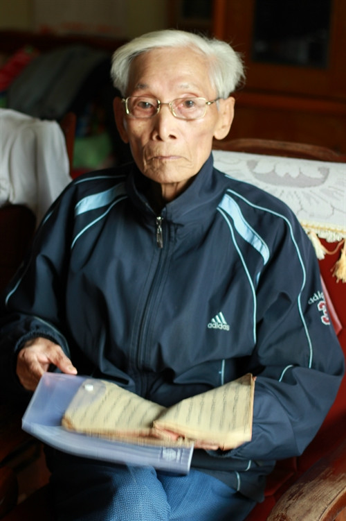 Già làng Sầm Xuân Sinh là người có uy tín của làng văn hóa Ngọc Tân. Già làng Sầm Xuân Sinh là người có uy tín của làng văn hóa Ngọc Tân.