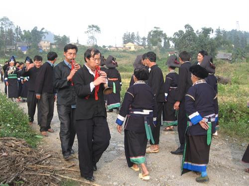 Đoàn nhà gái ra đường đón đoàn đi đón dâu nhà trai