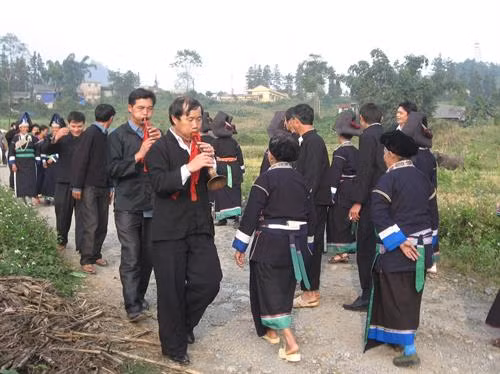 Đoàn nhà gái ra đường đón đoàn đi đón dâu nhà trai