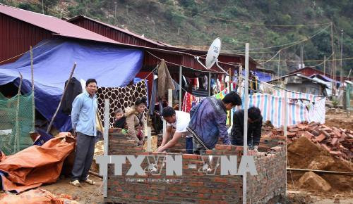 Người dân bản Hốc, xã Nặm Păm, huyện Mường La, tỉnh Sơn La xây dựng công trình phụ tại điểm tái định cư. Ảnh: Nguyễn Cường - TTXVN Người dân bản Hốc, xã Nặm Păm, huyện Mường La, tỉnh Sơn La xây dựng công trình phụ tại điểm tái định cư. Ảnh: Nguyễn Cường - TTXVN