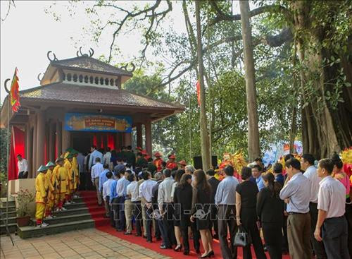 Đại biểu và đông đảo nhân dân dâng hương tưởng niệm Tướng Hoàng Công Chất. Ảnh: Xuân Tư – TTXVN