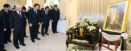 Chủ tịch nước Trần Đại Quang dẫn đầu Đoàn đại biểu cấp cao Nhà nước, Quốc hội và Chính phủ Việt Nam tới Đại sứ quán Vương quốc Thái Lan tại Hà Nội viếng và ghi sổ tang tưởng niệm Nhà Vua Thái Lan Bhumibol Adulyadej. Ảnh: Nhan Sáng-TTXVN