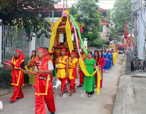 Lễ dâng hương tại Đình Vĩnh Trụ (trị trấn Vĩnh Trụ, huyện Lý Nhân). Ảnh: Đại Nghĩa - TTXVN Lễ dâng hương tại Đình Vĩnh Trụ (trị trấn Vĩnh Trụ, huyện Lý Nhân). Ảnh: Đại Nghĩa - TTXVN