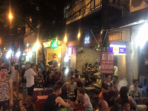 Phố cổ đóng cửa muộn, người dân tăng thu nhập ảnh 1