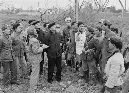Thủ tướng Phạm Văn Đồng thăm hỏi các chiến sỹ tự vệ Đài phát thanh Mễ Trì, vùng bị máy bay Mỹ bắn phá, ngày 30/12/1972. Ảnh: Minh Trường- TTXVN