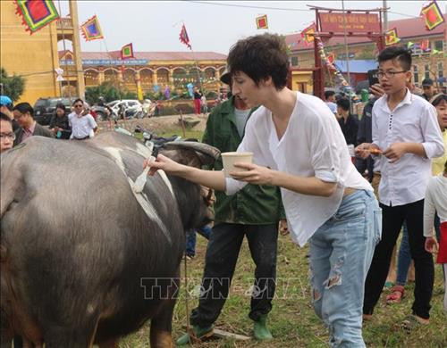 Nữ họa sỹ người Nga tham gia hội thi. Ảnh: Nguyễn Chinh - TTXVN Nữ họa sỹ người Nga tham gia hội thi. Ảnh: Nguyễn Chinh - TTXVN