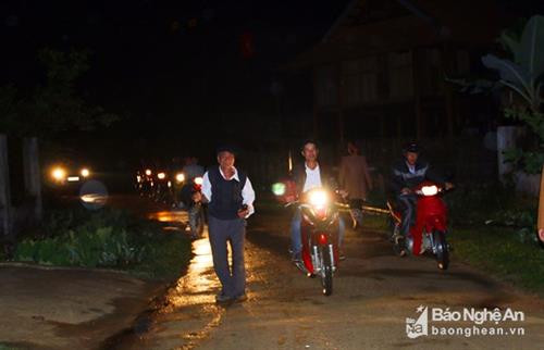 Rước dâu lúc nửa đêm là tục lệ lâu đời của người Thái ở huyện Con Cuông (Nghệ An). Dẫu vậy thì ngày nay, tục lệ đã mang sắc màu mới. Đó là vẫn rước dâu trong đêm nhưng đã có xe hoa, xe máy, sự kiện trọng đại này ở những bản người Thái vùng cao. Trong ảnh là lễ rước dâu lúc nửa đêm của một đám cưới ở bản Đình, xã Chi Khê (Con Cuông). Ảnh: Hữu Vi Như lệ thường, ông bà mối là nhân vật quan trọng của lễ cưới. Họ đóng vai trò là "trọng tài" trong những cuộc thương thuyết xin dâu ở nhà gái. Về sau, ông bà mối được đôi vợ chồng trẻ xem như cha mẹ đẻ. Trong ảnh là người phụ nữ tên An - người được gia đình chú rể chọn làm bà mối cho đám cưới ở bản Đình, xã Chi Khê (Con Cuông). Ảnh: Hữu Vi Khi nghe tiếng chiêng vang lên từ ngoài bản báo hiệu cô dâu đã ở rất gần, đoàn nhà trai thắp đuốc ra rước vào nhà. Ảnh: Hữu Vi Khi xe hoa tắt máy, mở cửa, bà mối đã bật ứng dụng đèn pin trên điện thoại để chàng rể và nàng dâu nhìn rõ đường và dắt nhau vào nhà. Ảnh: Hữu Vi Nắm tay con dâu, dẫn vào buồng cưới là cử chỉ thân thương của mẹ chồng trong đêm đón rước. Ảnh: Hữu Vi Trong một đám cưới khác ở cùng bản, cô dâu trước khi bước lên cầu thang được gia đình nhà chồng làm nghi thức "rửa chân". Đây cũng là tục lệ truyền đời của cộng đồng người Thái ở huyện Con Cuông. Ảnh: Hữu Vi Đôi tân lang, tân nương cùng một cặp bạn trẻ ăn chung bữa cơm trước khi động phòng. Ảnh: Hữu Vi Rước dâu lúc nửa đêm là tục lệ lâu đời của người Thái ở huyện Con Cuông (Nghệ An). Dẫu vậy thì ngày nay, tục lệ đã mang sắc màu mới. Đó là vẫn rước dâu trong đêm nhưng đã có xe hoa, xe máy, sự kiện trọng đại này ở những bản người Thái vùng cao. Trong ảnh là lễ rước dâu lúc nửa đêm của một đám cưới ở bản Đình, xã Chi Khê (Con Cuông). Ảnh: Hữu Vi Như lệ thường, ông bà mối là nhân vật quan trọng của lễ cưới. Họ đóng vai trò là "trọng tài" trong những cuộc thương thuyết xin dâu ở nhà gái. Về sau, ông bà mối được đôi vợ chồng trẻ xem như cha mẹ đẻ. Trong ảnh là người phụ nữ tên An - người được gia đình chú rể chọn làm bà mối cho đám cưới ở bản Đình, xã Chi Khê (Con Cuông). Ảnh: Hữu Vi Khi nghe tiếng chiêng vang lên từ ngoài bản báo hiệu cô dâu đã ở rất gần, đoàn nhà trai thắp đuốc ra rước vào nhà. Ảnh: Hữu Vi Khi xe hoa tắt máy, mở cửa, bà mối đã bật ứng dụng đèn pin trên điện thoại để chàng rể và nàng dâu nhìn rõ đường và dắt nhau vào nhà. Ảnh: Hữu Vi Nắm tay con dâu, dẫn vào buồng cưới là cử chỉ thân thương của mẹ chồng trong đêm đón rước. Ảnh: Hữu Vi Trong một đám cưới khác ở cùng bản, cô dâu trước khi bước lên cầu thang được gia đình nhà chồng làm nghi thức "rửa chân". Đây cũng là tục lệ truyền đời của cộng đồng người Thái ở huyện Con Cuông. Ảnh: Hữu Vi Đôi tân lang, tân nương cùng một cặp bạn trẻ ăn chung bữa cơm trước khi động phòng. Ảnh: Hữu Vi