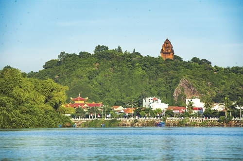 Tháp Nhạn là thắng cảnh tiêu biểu của tỉnh Phú Yên