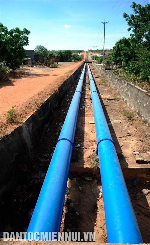 Công trình thủy lợi Lê Hồng Phong có tổng mức đầu tư gần 400 tỷ đồng, là công trình cấp 3 với lưu lượng thiết kế trạm bơm 2m3/s, cấp nước sản xuất nông nghiệp; đồng thời, cấp nước phục vụ sinh hoạt và du lịch, cải tạo môi trường sinh thái và hạn chế sa mạc hóa tại các xã Hòa Thắng, Hồng Phong (huyện Bắc Bình, tỉnh Bình Thuận). Ảnh: Phúc Thanh