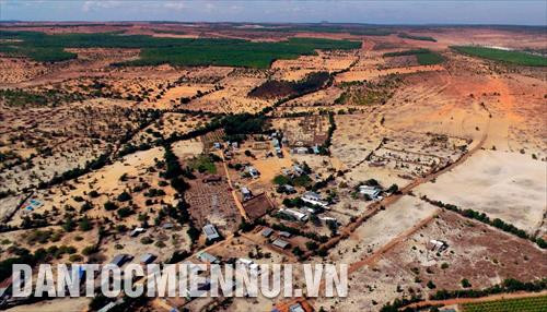 Toàn cảnh vùng đất “tiểu sa mạc” Lê Hồng Phong (huyện Bắc Bình, Bình Thuận). Ảnh: Phúc Thanh