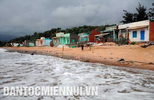 Bờ biển Bình Thuận có chiều dài 192 km, trong đó có 6 đoạn bờ biển thường xảy ra xói lở nghiêm trọng như: đoạn bờ biển xã Tiến Thành (thành phố Phan Thiết), bờ biển thị trấn Liên Hương (huyện Tuy Phong), bờ biển Phước Lộc, Tân Phước (Thị xã La Gi)… Theo sở Tài nguyên và Môi trường tỉnh Bình Thuận, do cấu trúc địa chất ven bờ biển gồm cát, đất bở rời nên dễ dàng bị xói lở khi có sóng biển vỗ mạnh vào bờ. Mỗi năm, có những vùng biển xâm thực mạnh vào đất liền từ 10 - 20m. Trong ảnh: Triều cường, sóng biển lớn đã xâm thực sâu vào khu dân cư thôn Tiến Đức (xã Tiến Thành, Thành phố Phan Thiết, tỉnh Bình Thuận) làm sập và hư hỏng nhiều căn nhà của người dân. Ảnh: Phúc Thanh