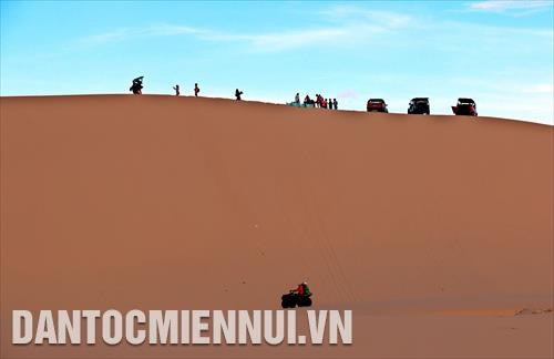Để chống lại việc sa mạc hóa, tỉnh Bình Thuận đã tận dụng tốt các vị trí địa lý và khai thác triệt để lợi thế phong phú về địa hình cảnh quan, tài nguyên du lịch cát, gió, biển,… với những triền dốc thoai thoải, dải cát vàng, đồi cát trắng mịn màng, tạo nên những sản phẩm du lịch sa mạc đặc trưng tại địa phương, góp phần đem lại nguồn thu nhập của người dân trong vùng. Trong ảnh: Du khách trải nghiệm tham quan đồi cát trắng bằng xe địa hình tại xã Hòa Thắng, huyện Bắc Bình, tỉnh Bình thuận. Ảnh: Nguyễn Thanh