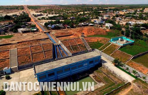 Công trình thủy lợi Lê Hồng Phong có tổng mức đầu tư gần 400 tỷ đồng, là công trình cấp 3 với lưu lượng thiết kế trạm bơm 2m3/s, cấp nước sản xuất nông nghiệp; đồng thời, cấp nước phục vụ sinh hoạt và du lịch, cải tạo môi trường sinh thái và hạn chế sa mạc hóa tại các xã Hòa Thắng, Hồng Phong (huyện Bắc Bình, tỉnh Bình Thuận). Ảnh: Phúc Thanh