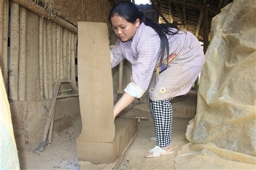 Cắt đất thành các lát mỏng trước khi cho lên khuôn.