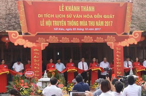 Các đại biểu cắt băng khánh thành khu di tích.