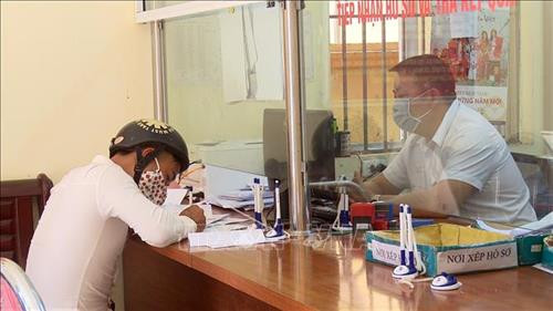 Người dân đăng ký tham gia bảo hiểm xã hội tự nguyện tại huyện Thuận Châu. Ảnh: Hữu Quyết - TTXVN