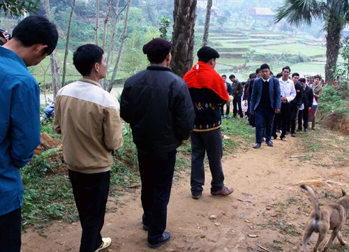 Nhà trai đứng đợi đón nhà gái ở đầu ngõ. Nhà trai đứng đợi đón nhà gái ở đầu ngõ.