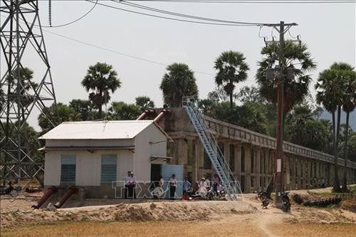 Trạm bơm Bọng Định Nghĩa (thuộc xã An Phú, huyện Tịnh Biên) phục vụ nước tưới cho hơn 1400 ha lúa vùng cao của bà con Khmer trong huyện. Ảnh: Công Mạo-TTXVN Trạm bơm Bọng Định Nghĩa (thuộc xã An Phú, huyện Tịnh Biên) phục vụ nước tưới cho hơn 1400 ha lúa vùng cao của bà con Khmer trong huyện. Ảnh: Công Mạo-TTXVN