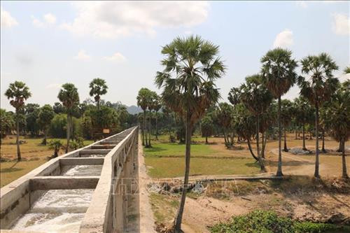 Trạm bơm Bọng Định Nghĩa (thuộc xã An Phú, huyện Tịnh Biên) phục vụ nước tưới cho hơn 1400 ha lúa vùng cao của bà con Khmer trong huyện. Ảnh: Công Mạo-TTXVN Trạm bơm Bọng Định Nghĩa (thuộc xã An Phú, huyện Tịnh Biên) phục vụ nước tưới cho hơn 1400 ha lúa vùng cao của bà con Khmer trong huyện. Ảnh: Công Mạo-TTXVN
