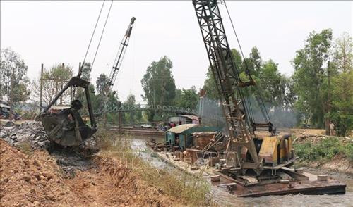 Nạo vét tuyến kênh ven Trà Sư, thuộc xã Vĩnh Trung, huyện Tịnh Biên. Ảnh: Công Mạo-TTXVN Nạo vét tuyến kênh ven Trà Sư, thuộc xã Vĩnh Trung, huyện Tịnh Biên. Ảnh: Công Mạo-TTXVN