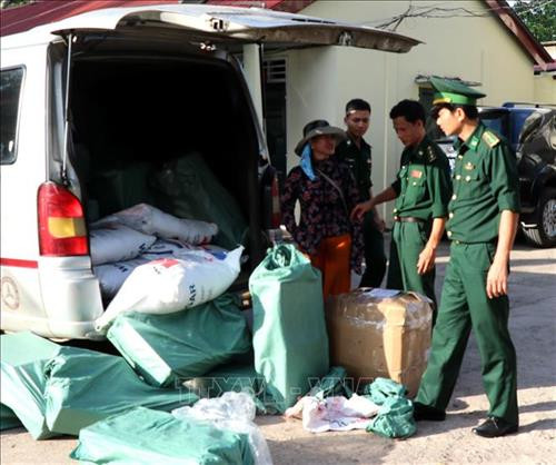 Bộ đội Biên phòng Quảng Trị kiểm tra phương tiện vận chuyển hàng hóa. Ảnh: Nguyên Lý-TTXVN Bộ đội Biên phòng Quảng Trị kiểm tra phương tiện vận chuyển hàng hóa. Ảnh: Nguyên Lý-TTXVN