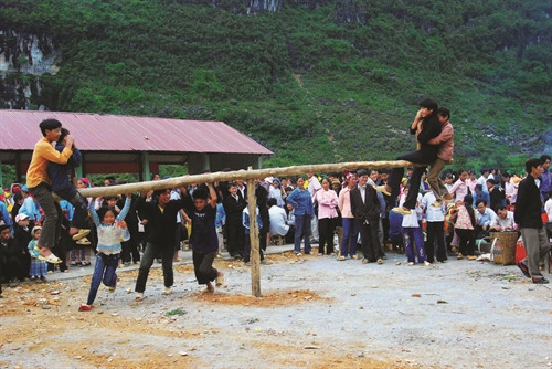 Vui chơi sau lễ cúng "Thần rừng"