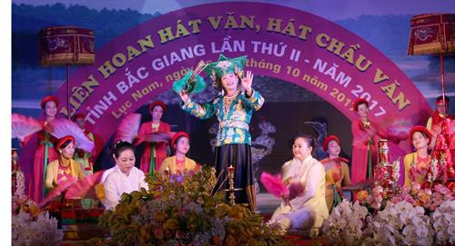 Một tiết mục Chầu văn tại liên hoan. Ảnh: Đồng Thúy- TTXVN Một tiết mục Chầu văn tại liên hoan. Ảnh: Đồng Thúy- TTXVN